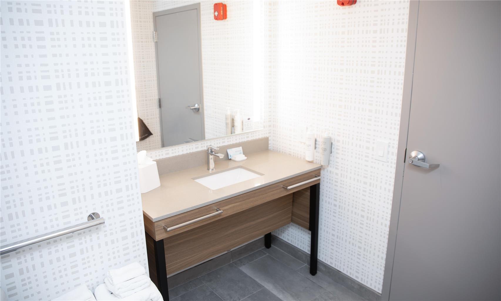 Guest room bath