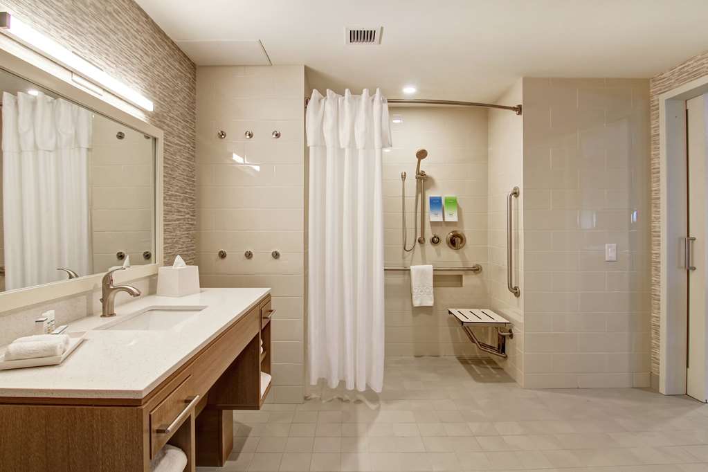 Guest room bath Home2 Suites by Hilton Montreal Dorval Dorval (514)676-8080