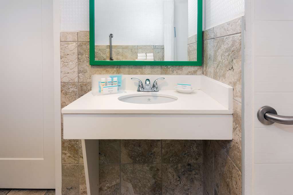 Guest room bath
