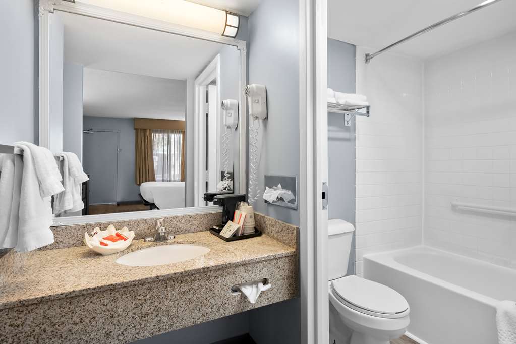 BW SureStay Plus Wilmington DE Jacuzzi