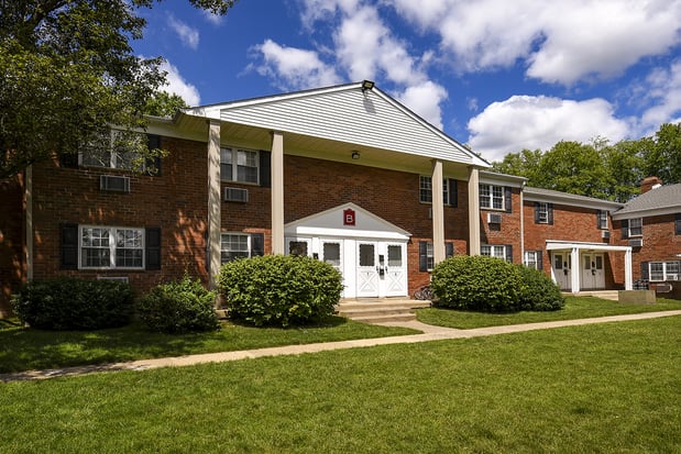 Images Country Manor Apartments