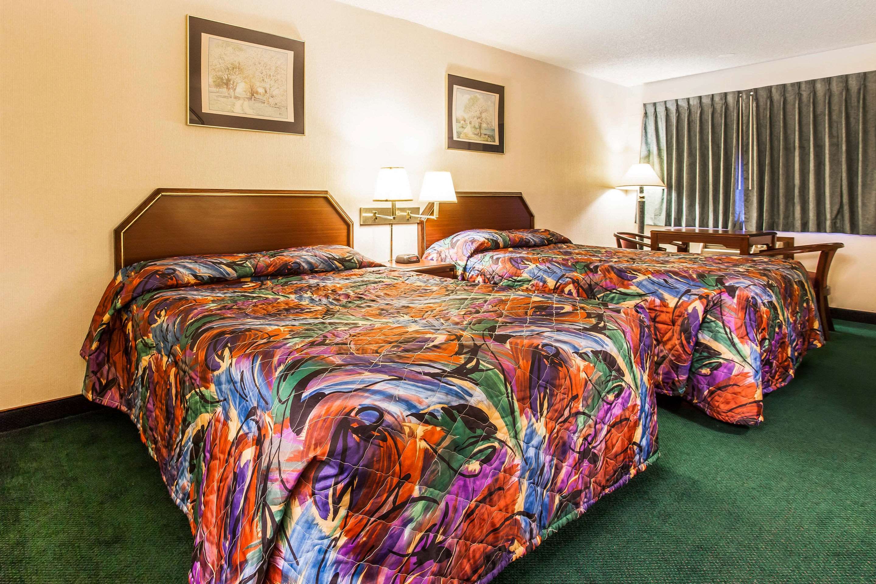 Guest room with queen beds