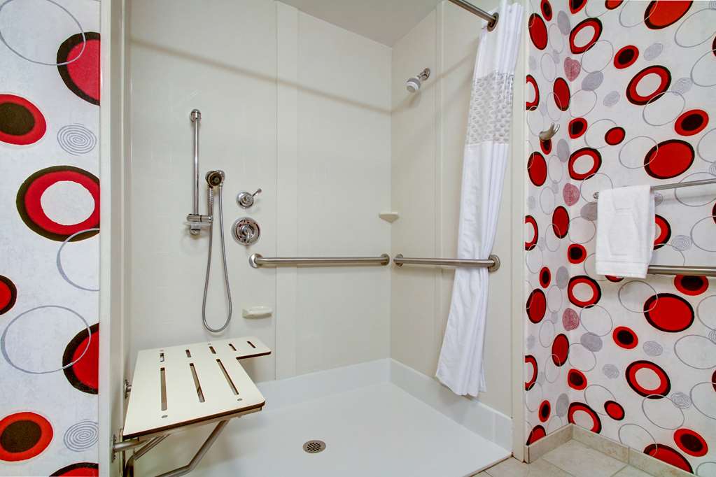 Guest room bath