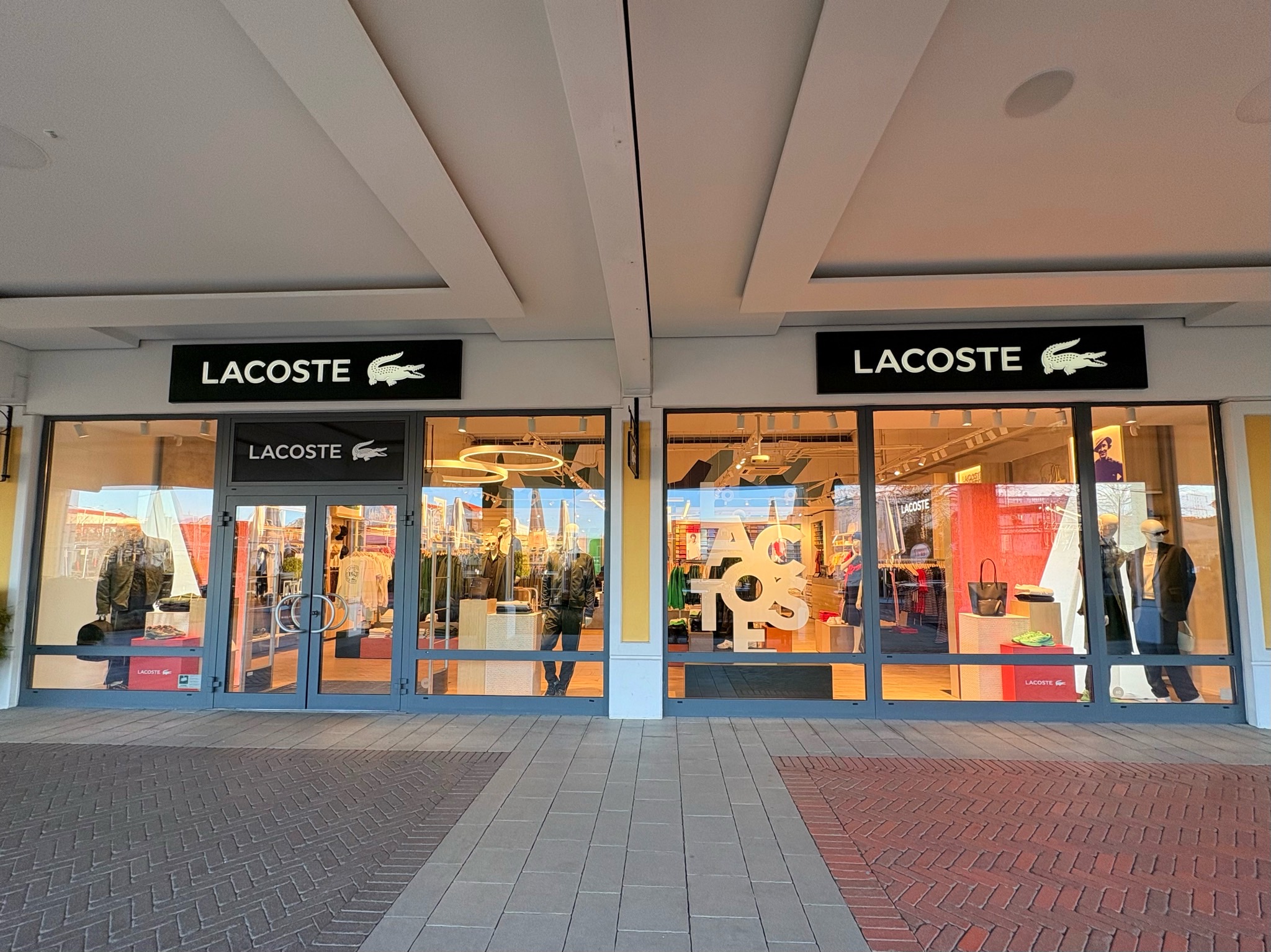 Bild 6 von Lacoste Outlet Parndorf