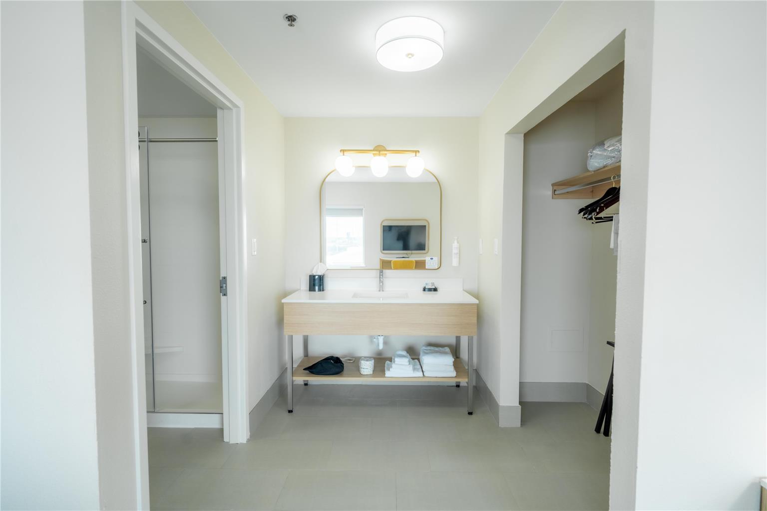 Guest room bath 