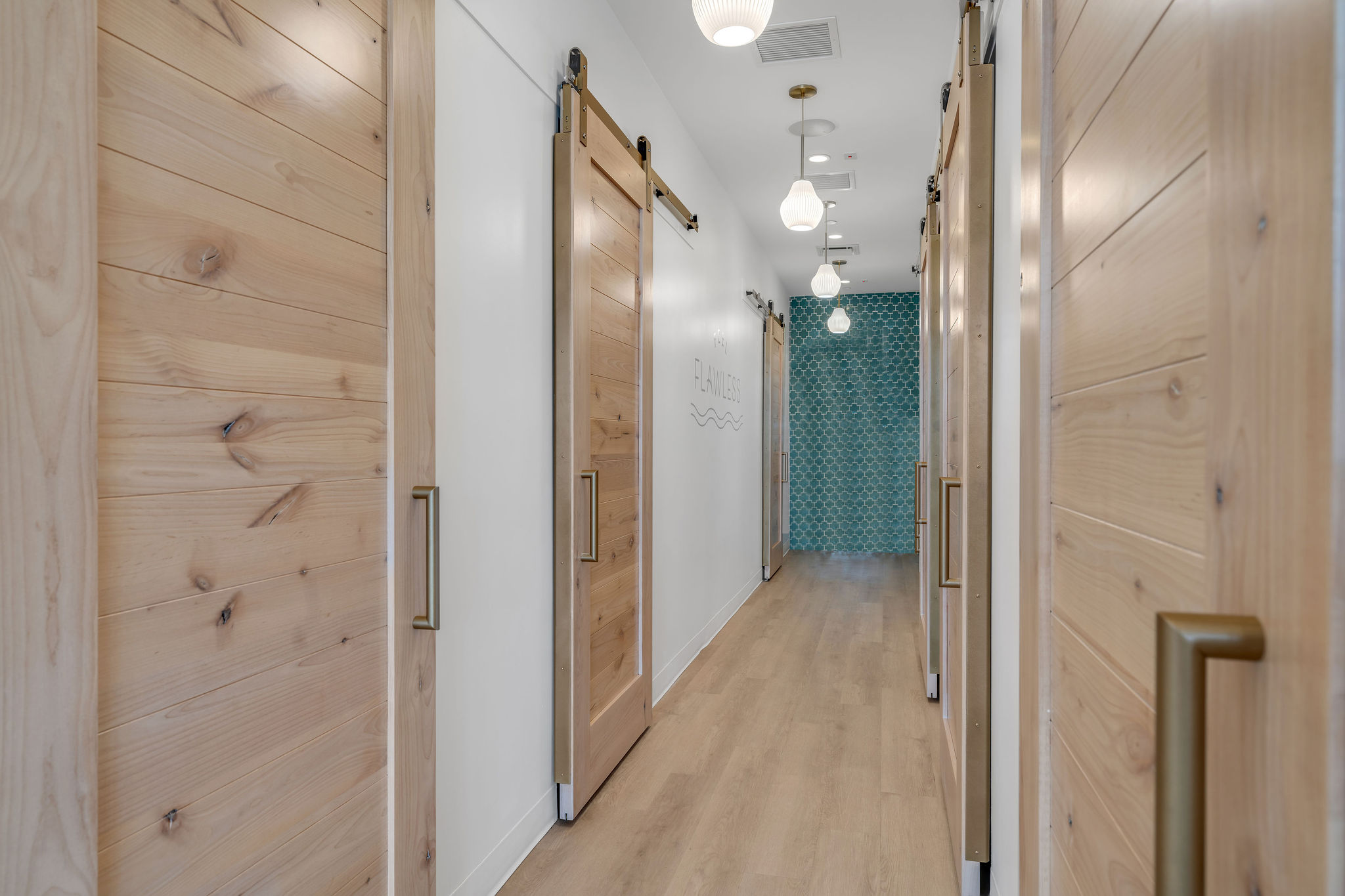 SUGARED + BRONZED Aventura Feel Flawless Hallway