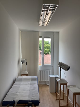 Bilder Arzt Praxis Rückenschmerzen u. Gelenkschmerzen München Pasing
