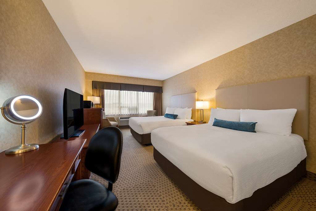 Best Western Voyageur Place Hotel in Newmarket: Two Queen beds in hotel tower