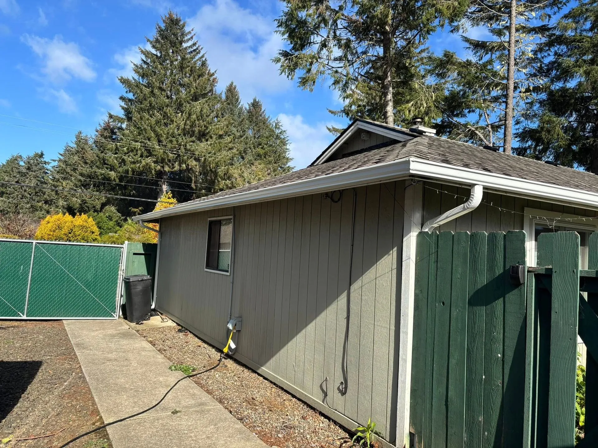 Skyrise Roofing & Gutters Image