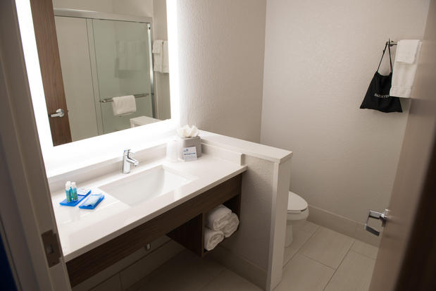 Images Holiday Inn Express & Suites Merrillville, an IHG Hotel