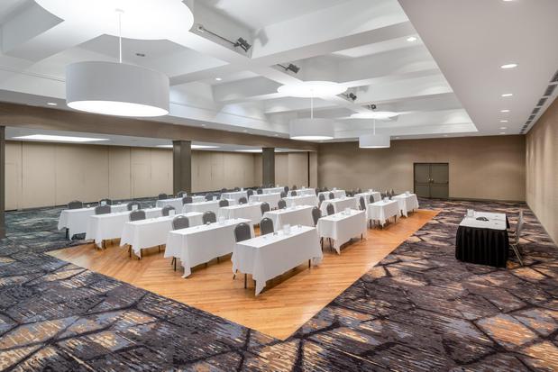 Images Holiday Inn & Suites Pittsfield-Berkshires by IHG