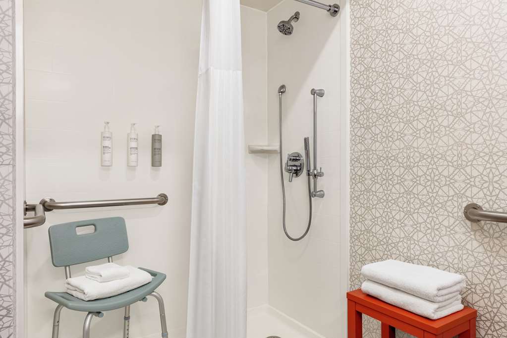 Guest room bath