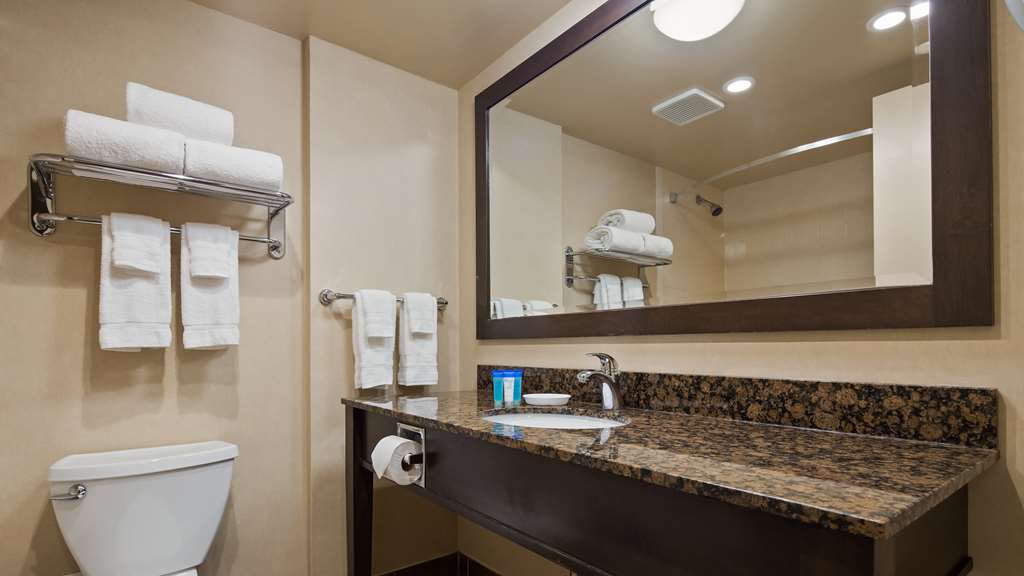 Best Western Voyageur Place Hotel in Newmarket: Guest Bathroom