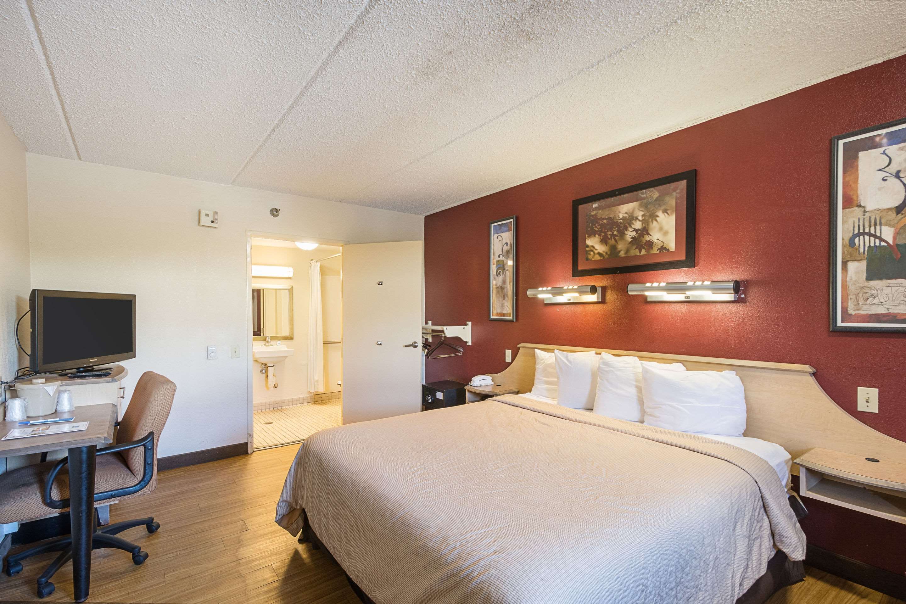 Guest room with one bed
