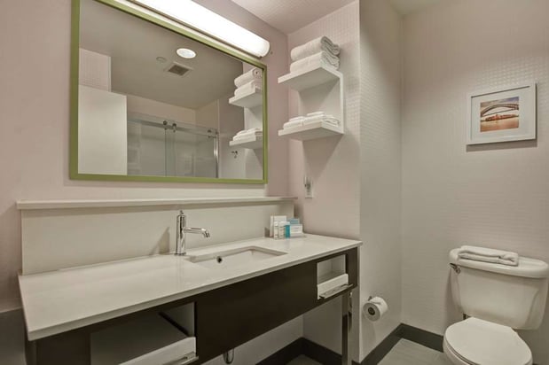 Images Hampton Inn & Suites Newark-Harrison-Riverwalk