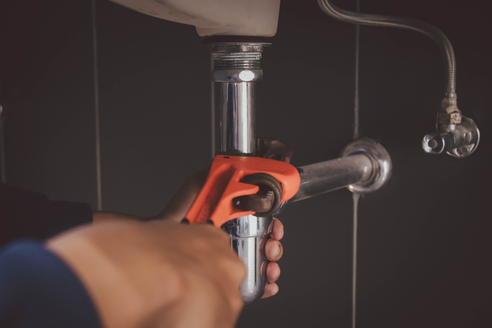 The right tools can speed up repairs and reduce disruption inside a home or business. A skilled plum 