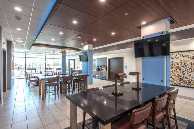 Images Holiday Inn Express & Suites Phoenix North - Happy Valley by IHG