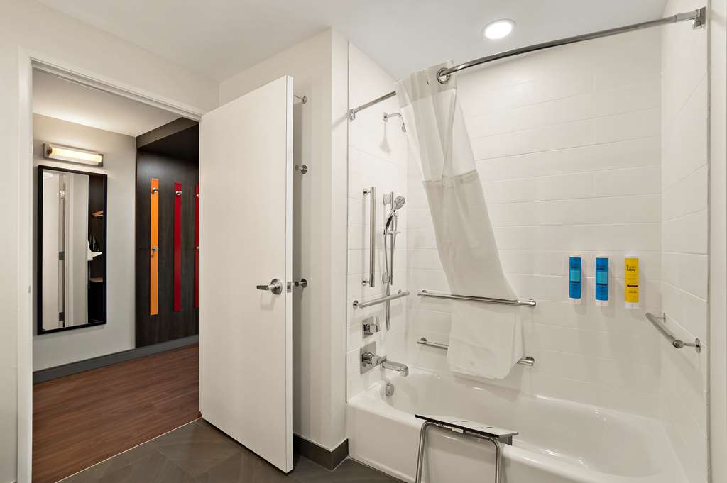 Guest room bath