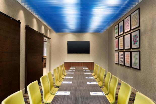 Images Holiday Inn Express & Suites Dallas Market Ctr - Love Field by IHG