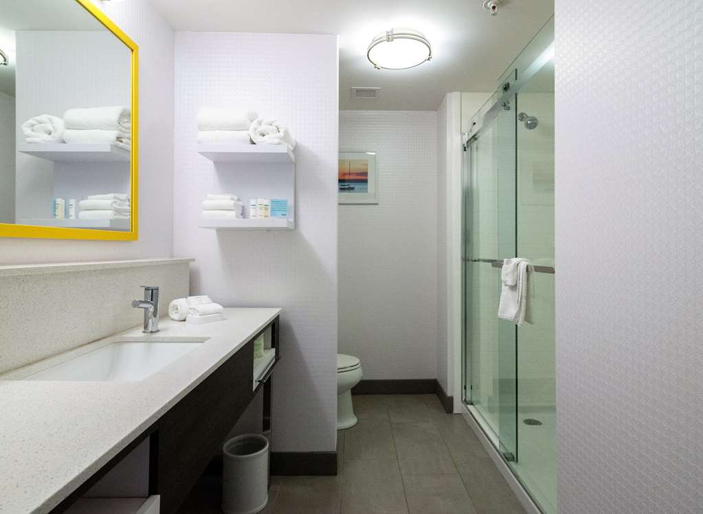 Guest room bath