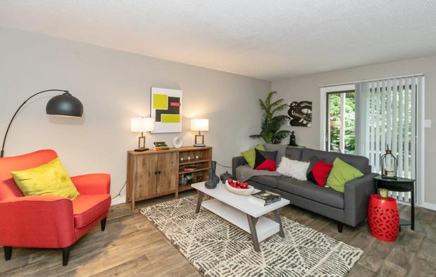 Images The Elliott at College Park Apartment Homes