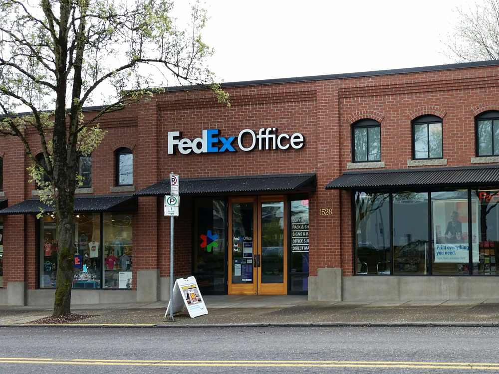 Exterior photo of FedEx Office location at 1528 SE Bybee Blvd\t Print quickly and easily in the self-service area at the FedEx Office location 1528 SE Bybee Blvd from email, USB, or the cloud\t FedEx Office Print & Go near 1528 SE Bybee Blvd\t Shipping boxes and packing services available at FedEx Office 1528 SE Bybee Blvd\t Get banners, signs, posters and prints at FedEx Office 1528 SE Bybee Blvd\t Full service printing and packing at FedEx Office 1528 SE Bybee Blvd\t Drop off FedEx packages near 1528 SE Bybee Blvd\t FedEx shipping near 1528 SE Bybee Blvd