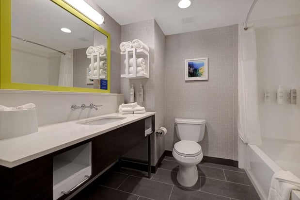 Images Hampton Inn & Suites Marina