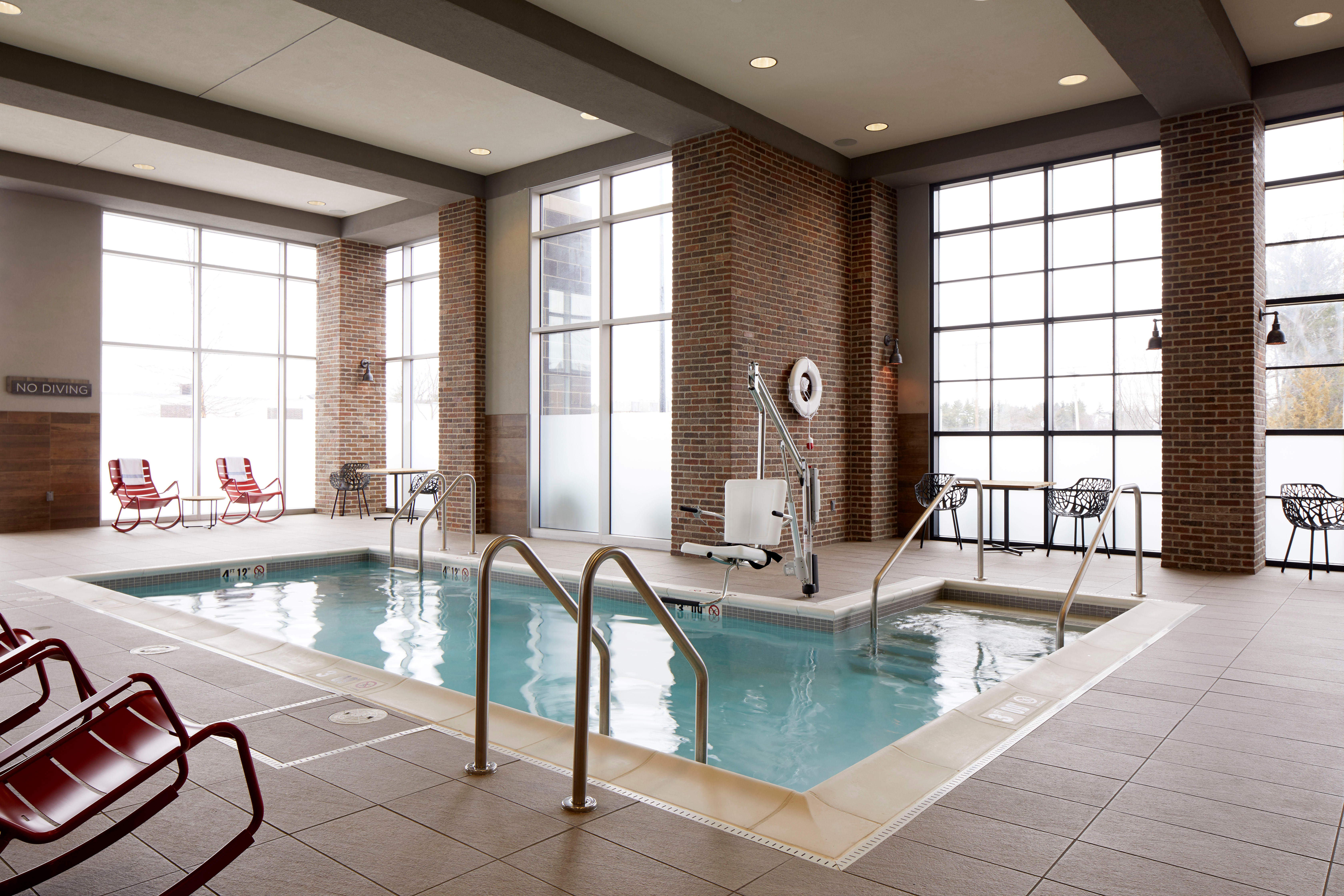 Archer Hotel Burlington - Indoor Pool