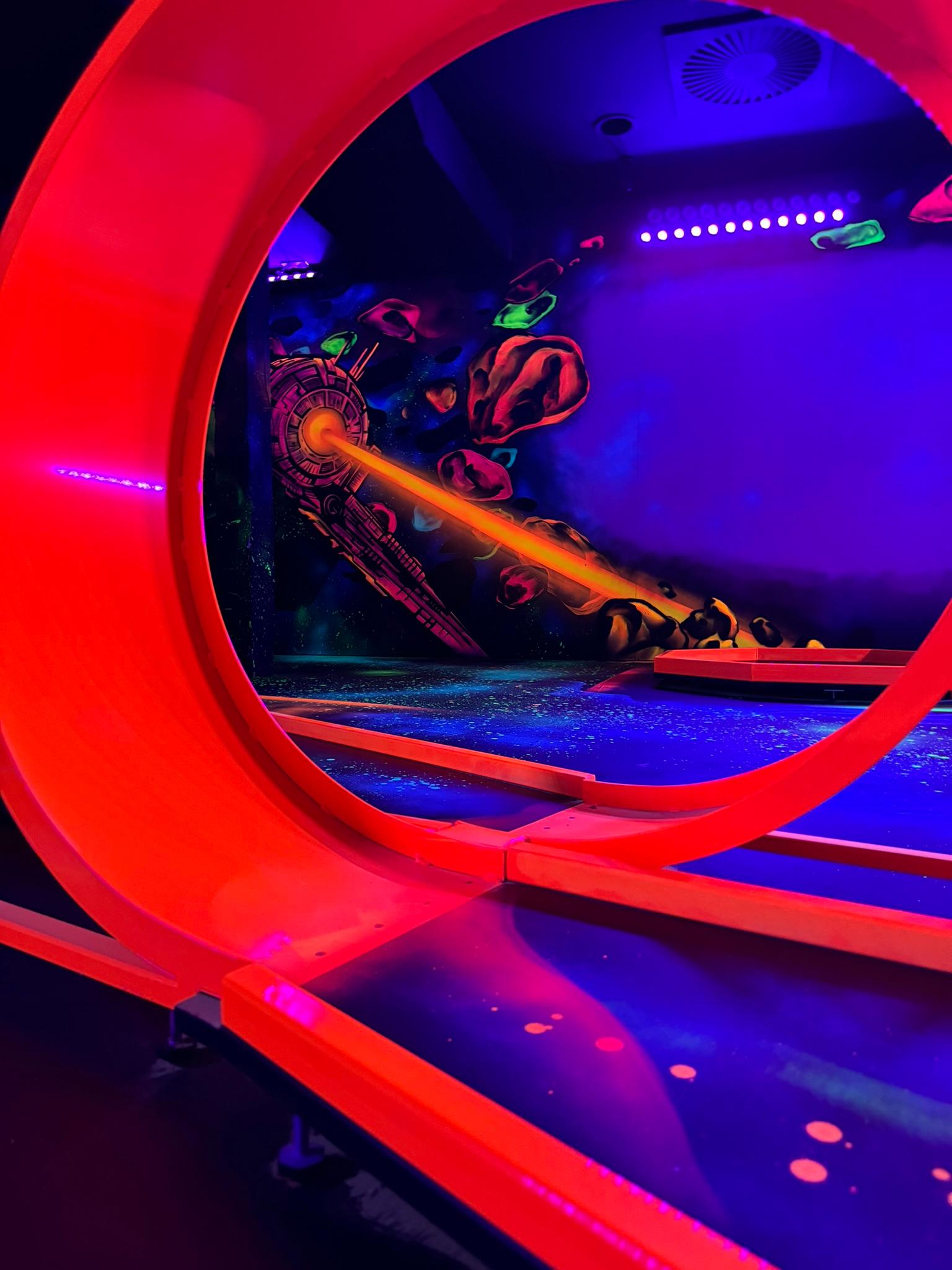 GlowZone 4D Schwarzlicht Minigolf Essen - West Borbeck, Wüstenhöferstraße 234 in Essen