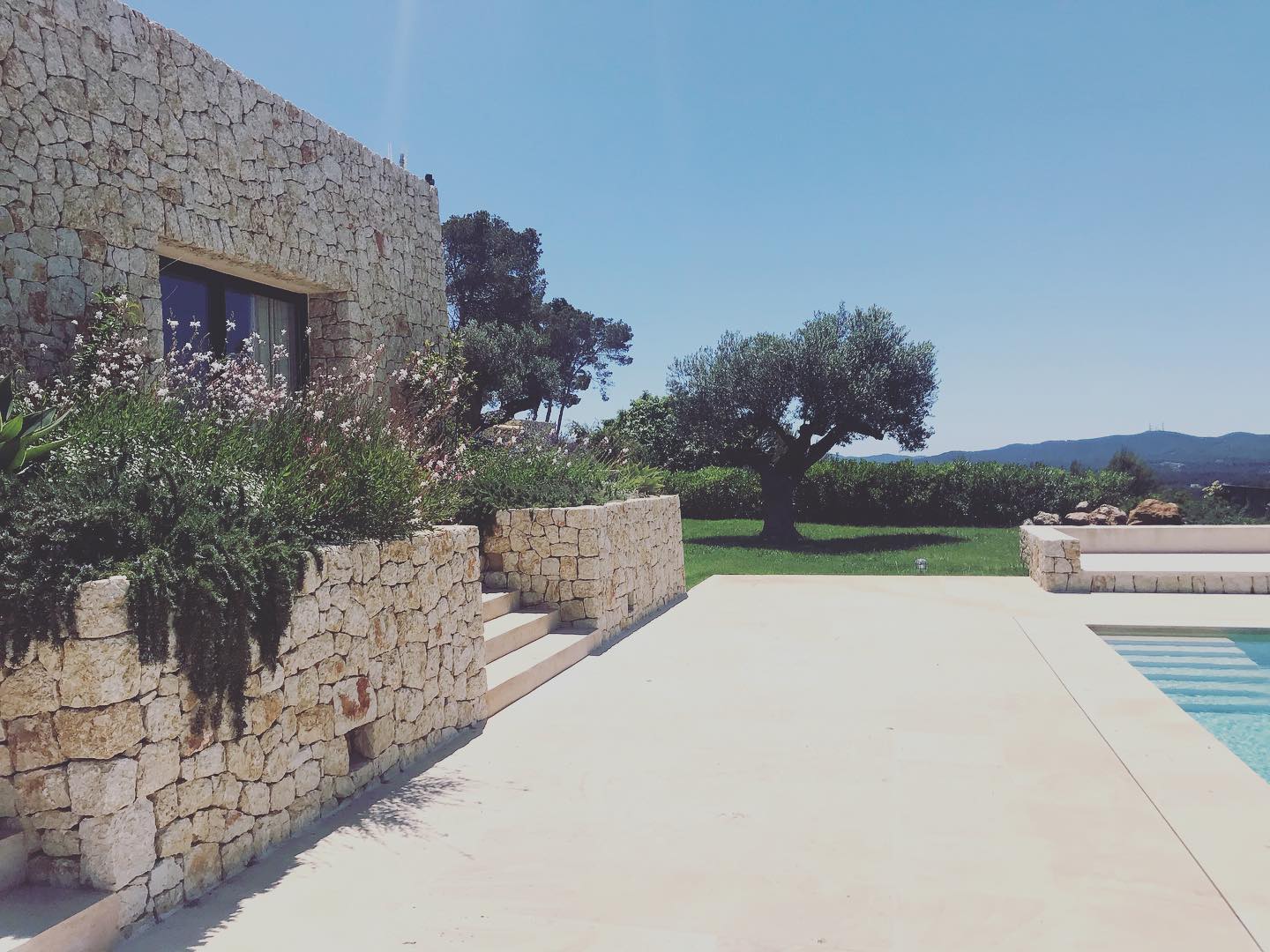 Images ARIANGARDENS. Jardineria y paisajismo profesional en Ibiza