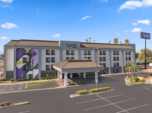 Images Spark by Hilton Bakersfield Central