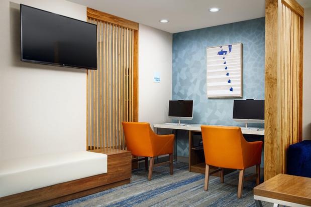 Images Holiday Inn Express & Suites Wheeling, an IHG Hotel