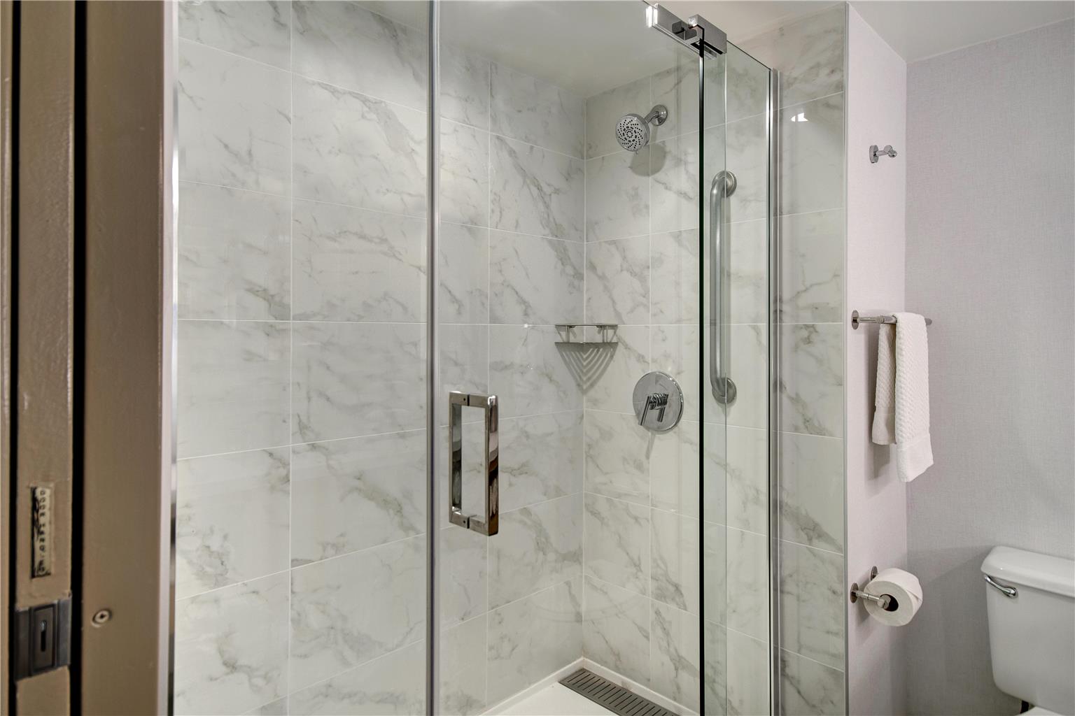 Guest room bath