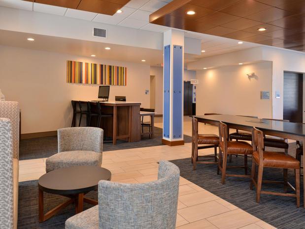 Images Holiday Inn Express & Suites Brighton South - US 23, an IHG Hotel