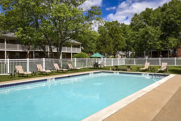 Images Country Manor Apartments