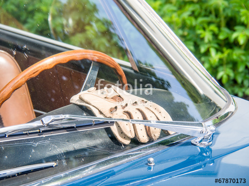 Handschuh am Neubau Gabriele Budweiser, Autohandschuhe, Hochzeitsschirme , FALKE Socken, Hosenträger Manufaktur, Regenschirme, Sonnenschirme UV Protektion, Doppler,  KNIRPS,  EMIL Trinkflasche, Paprcuts, CALEOS Holzschuhlöffel, Seidenhascherln, Selbstbind, Neubaugasse 44 in Wien