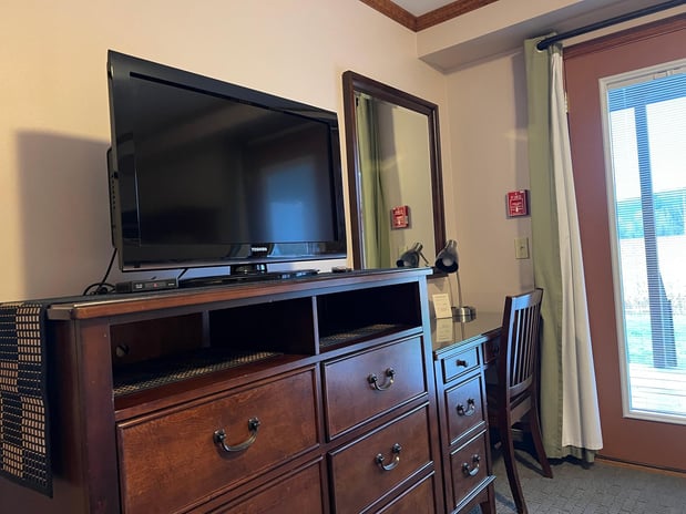 Images Redwood Inn & Suites