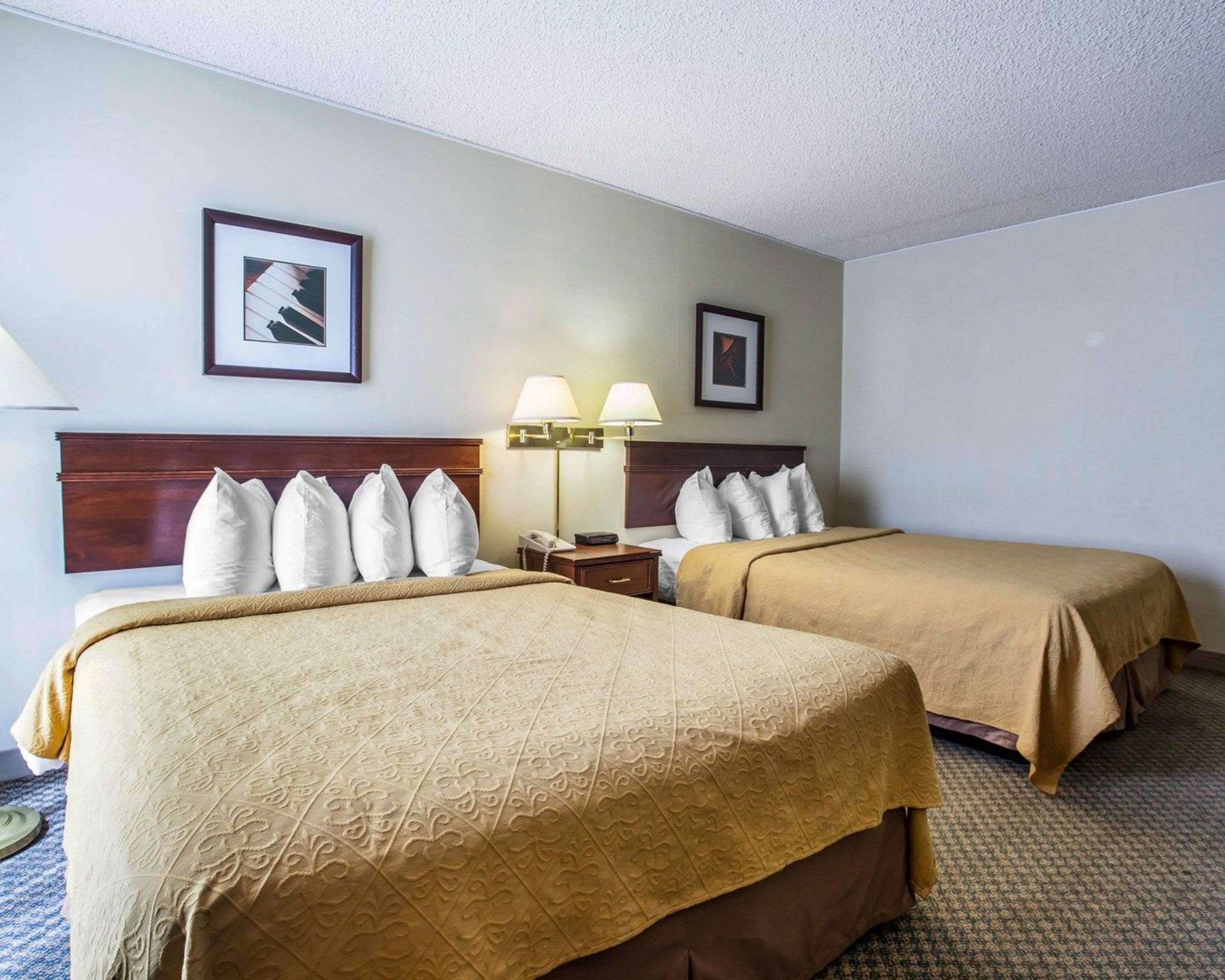 Guest room with queen beds