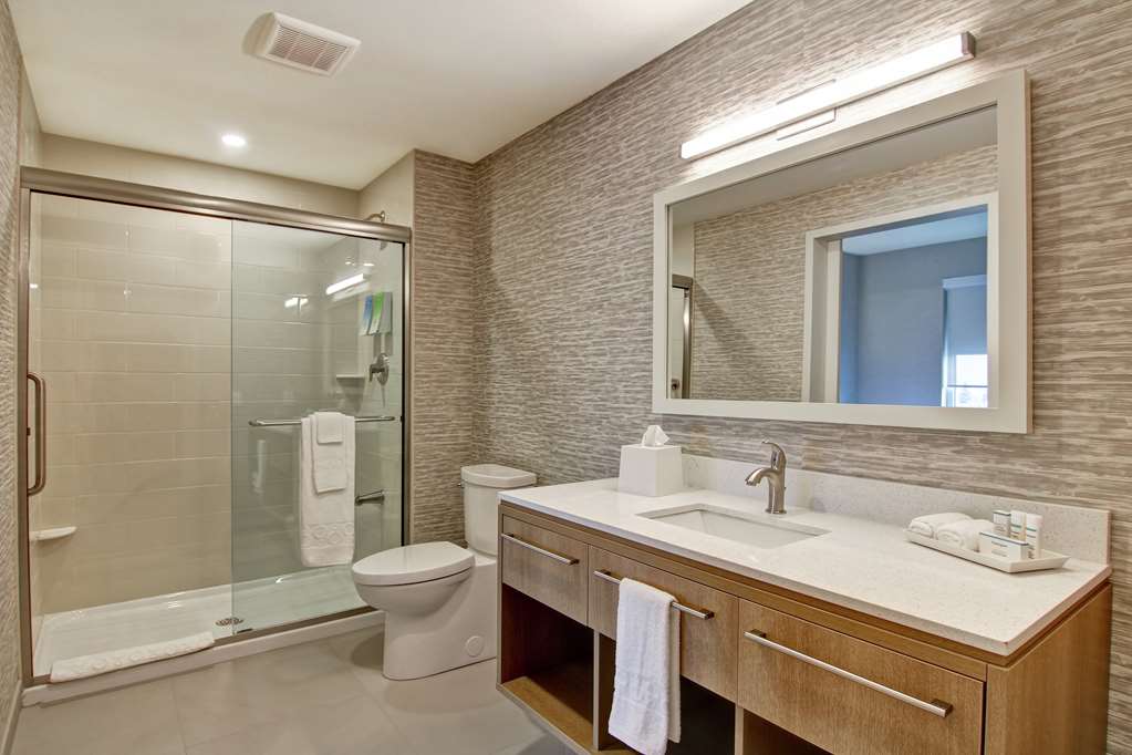 Guest room bath Home2 Suites by Hilton Montreal Dorval Dorval (514)676-8080