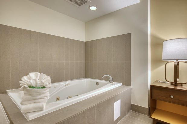 Images Holiday Inn & Suites Madison West - Middleton by IHG