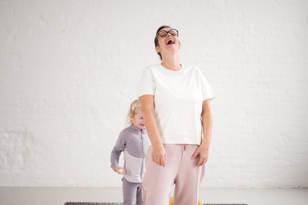 Yogalehrerin aus Berlin beim Kinderyoga
