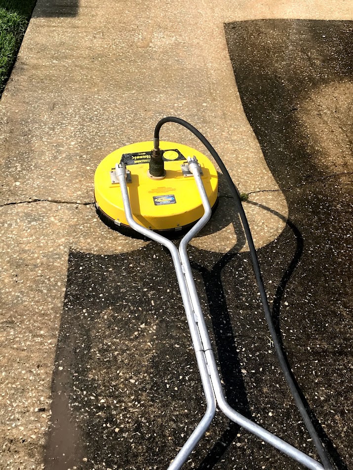 Driveway pressure washing that removes dirt, organic stains, tire marks, and built‑up grime. R&R Elite Pressure Washing restores clean, bright concrete for homes and HOAs across Central Florida with safe, professional exterior cleaning.