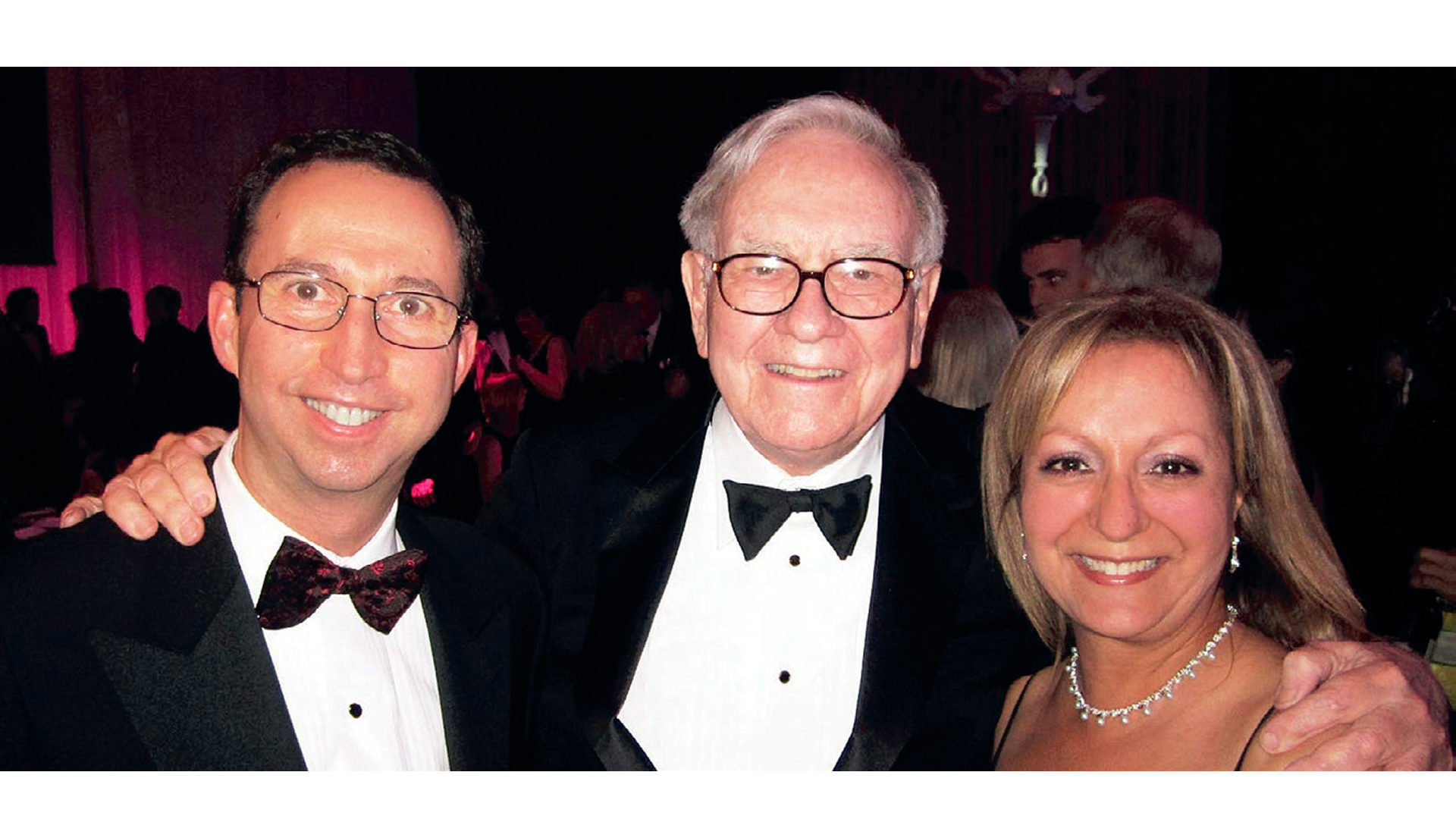 De gauche à droite: Bruce Kent, Warren Buffett et Joëlle Kent.