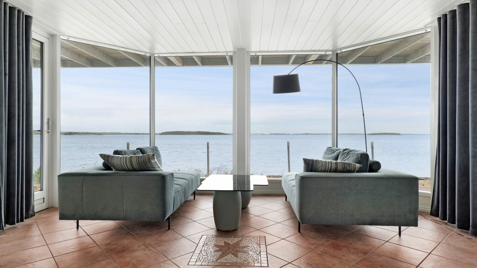 Foto de Guestly Homes - Luxury Beachfront villa near Pite seaside resort