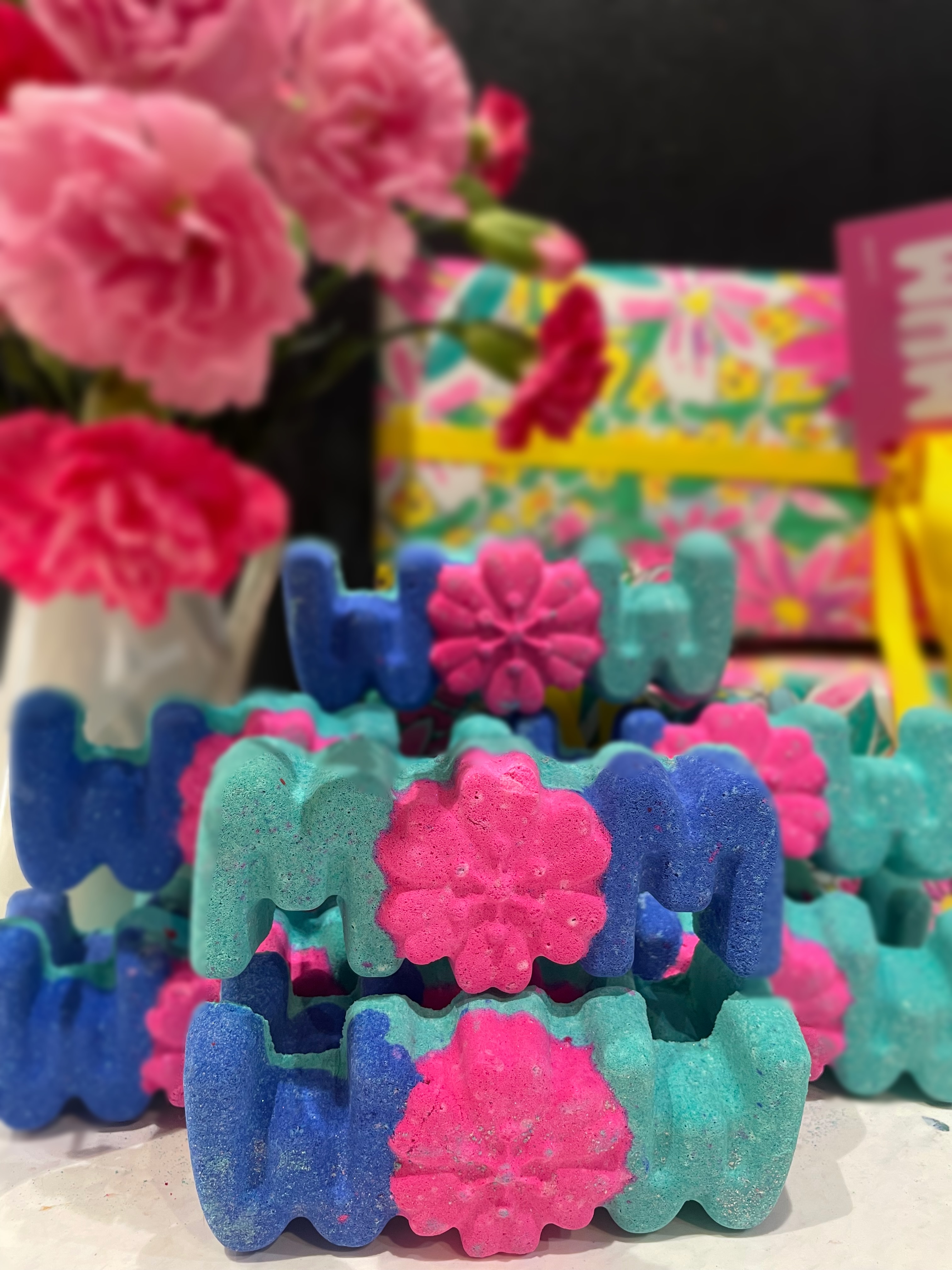 Bild zu Einfach WOW ¿ Unsere Mum Badebombe mit erfrischenden Erdbeer-Minz-Aroma und Hafermilchpulver sorgt für ein cremiges Bad, perfekt zum Entspannen und Energie tanken!