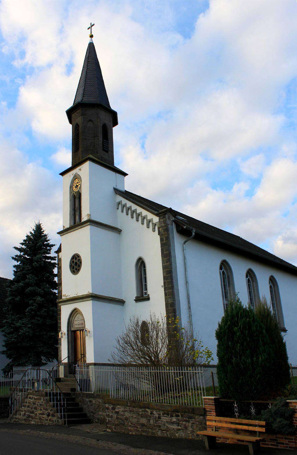 Bild 1 Evangelische Kirche Laubach-Röthges - Evangelische Kirchengemeinde Röthges in Laubach