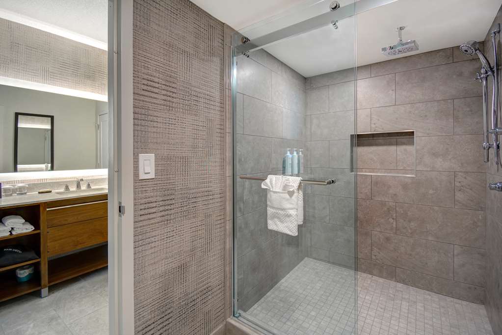 Guest room bath