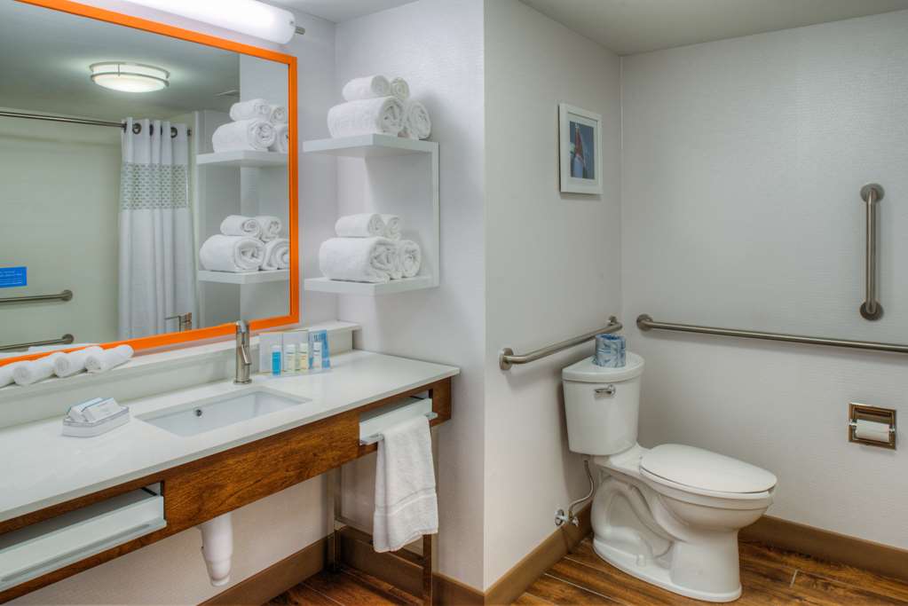 Guest room bath