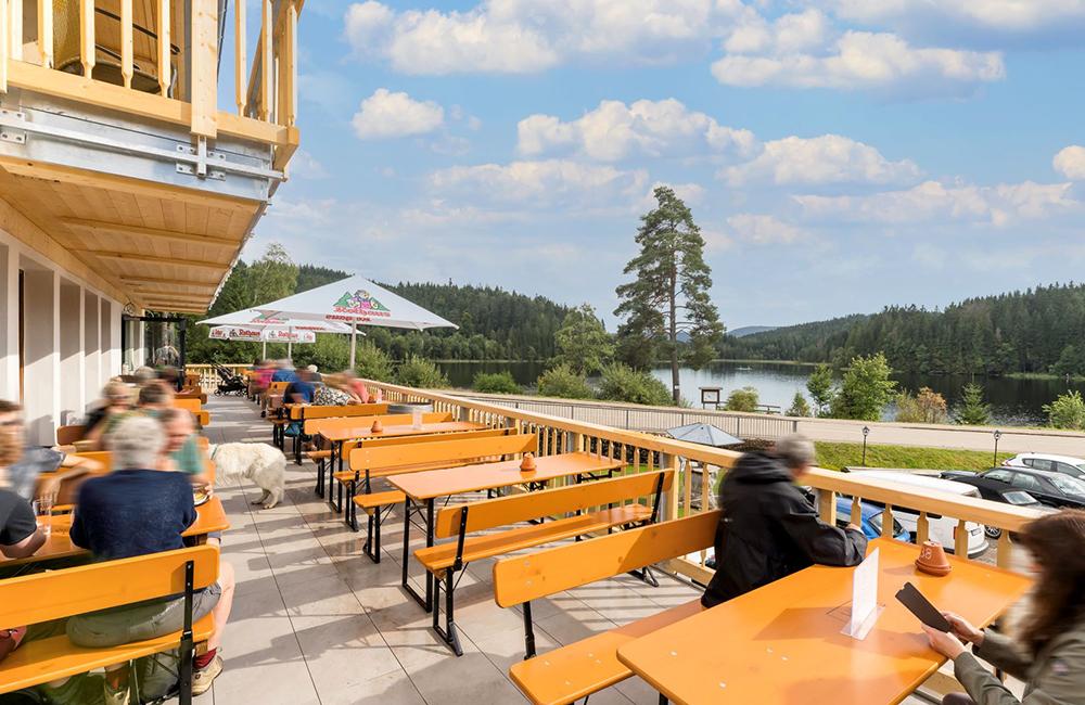 Restaurant mit Terasse am See im Schwarzwald