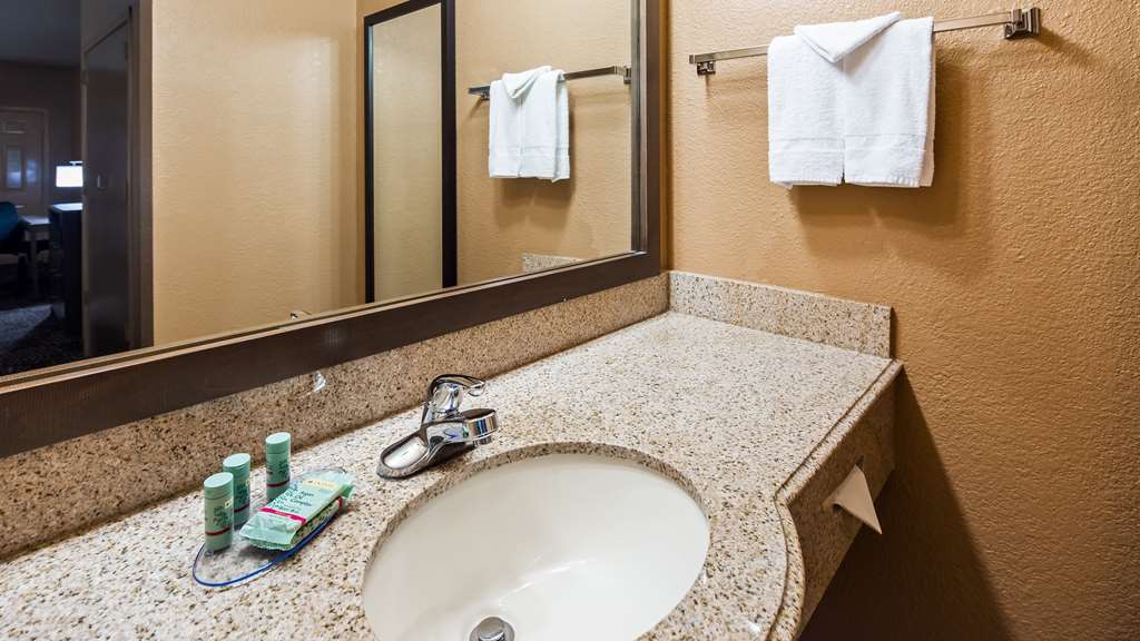 Guest Bathroom Best Western Executive Inn El Campo El Campo (979)543-7033